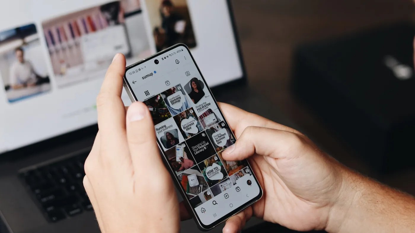 Smartphone e CTA usati per attivare richieste con uno SMS