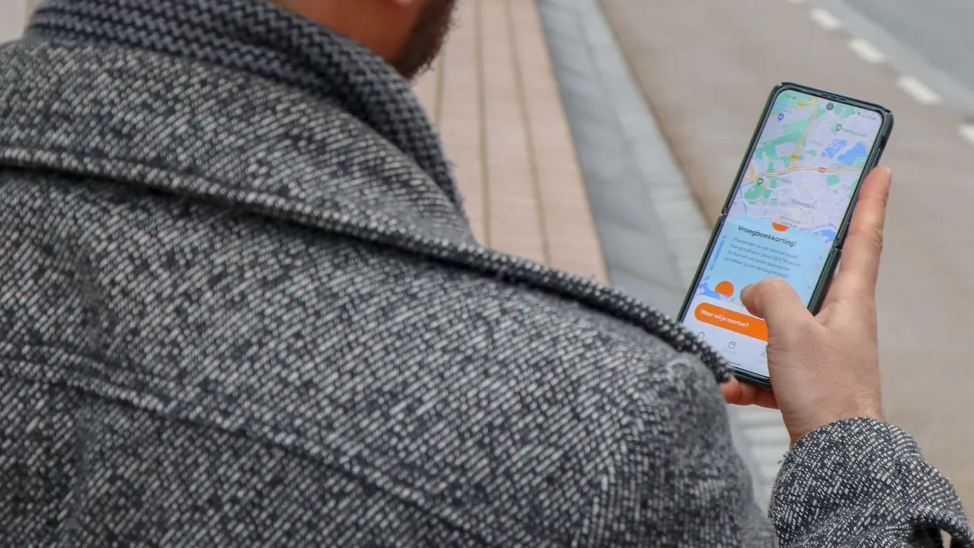Uso del telefono nel marketing locale con attenzione al contesto del messaggio