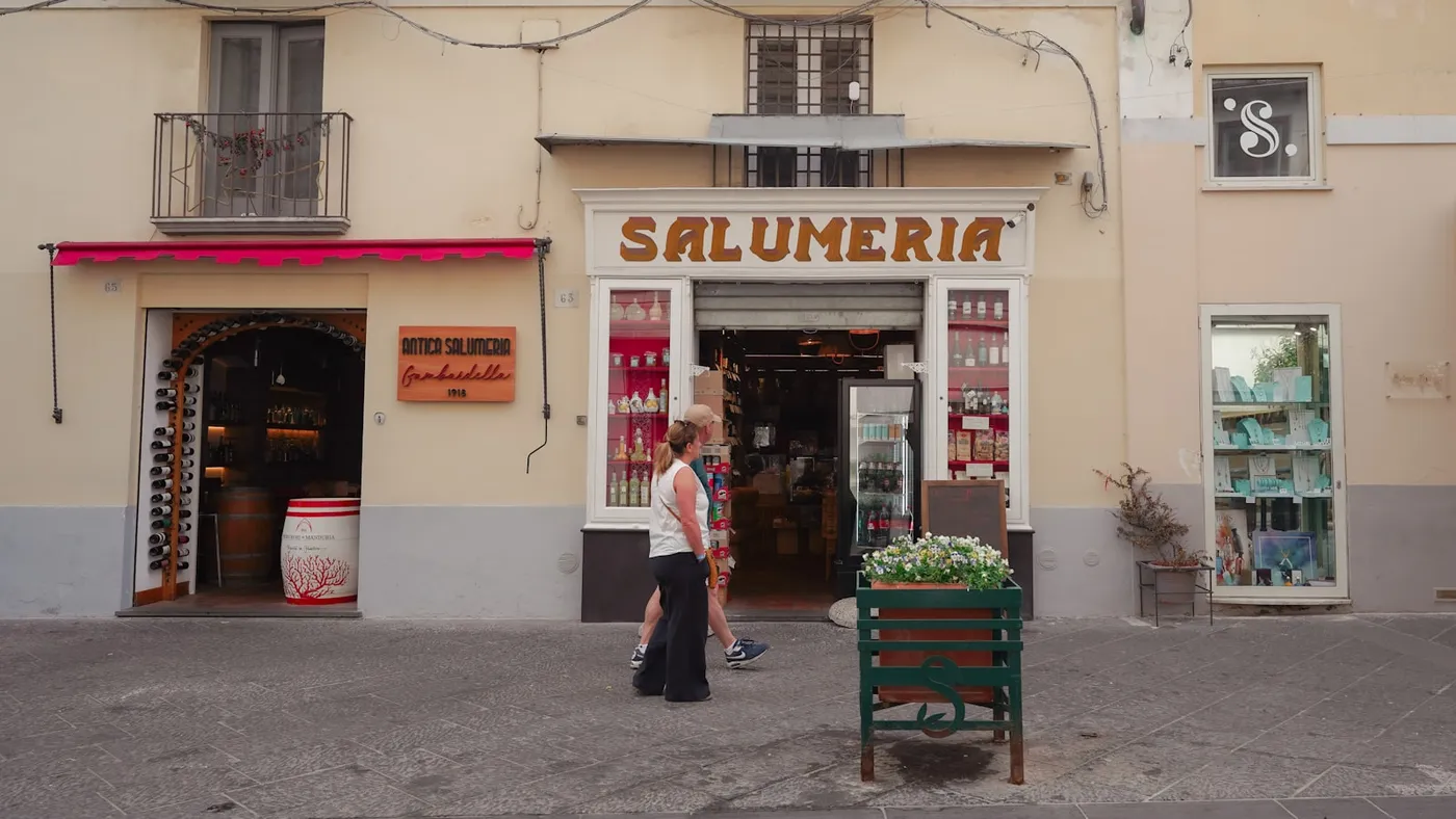 Negozio locale che comunica offerte utili con timing molto preciso