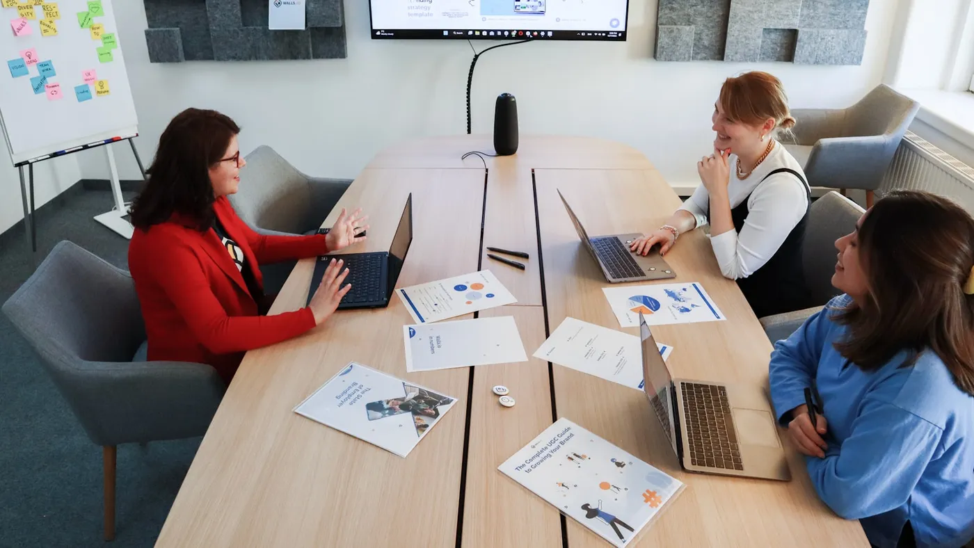Team locale che pianifica campagne SMS per clienti gia acquisiti