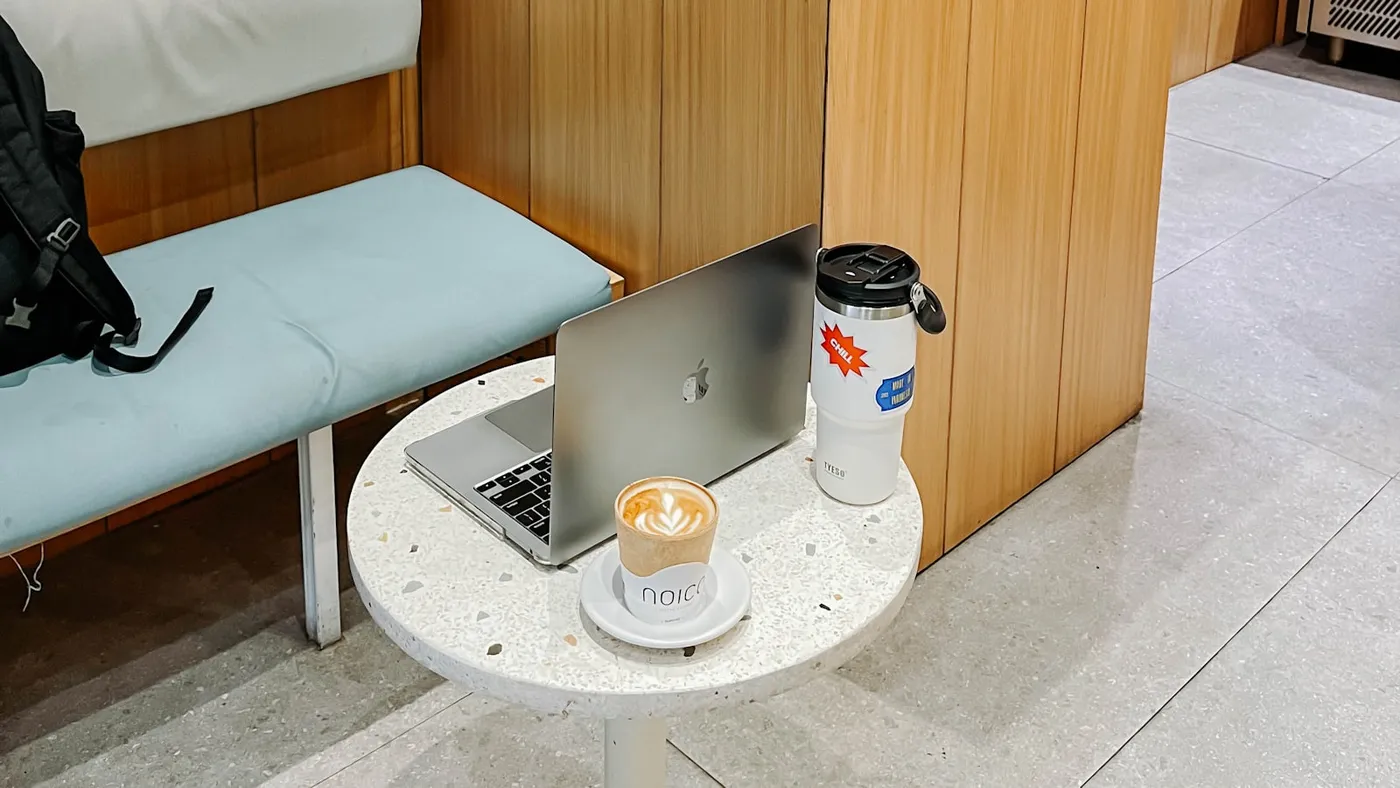 Laptop su tavolo in piccolo ufficio
