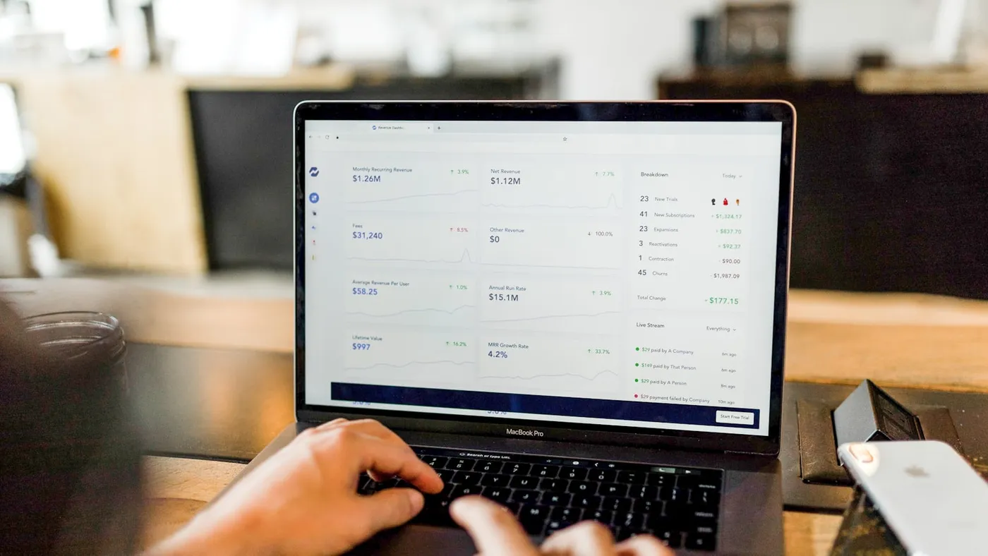 Espacio de planificación presupuestaria para comparar prioridades de SEO y Google Ads