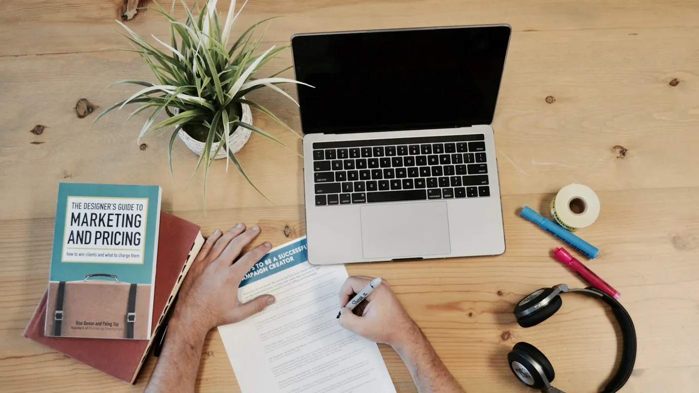 Sesión de planificación de marketing para decidir entre visibilidad en buscadores y anuncios de pago