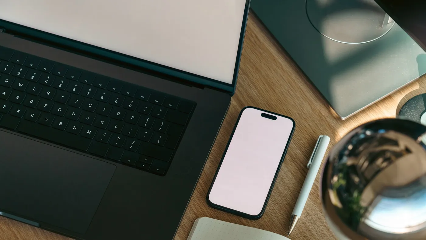 Laptop telefono e notebook su desk in flatlay