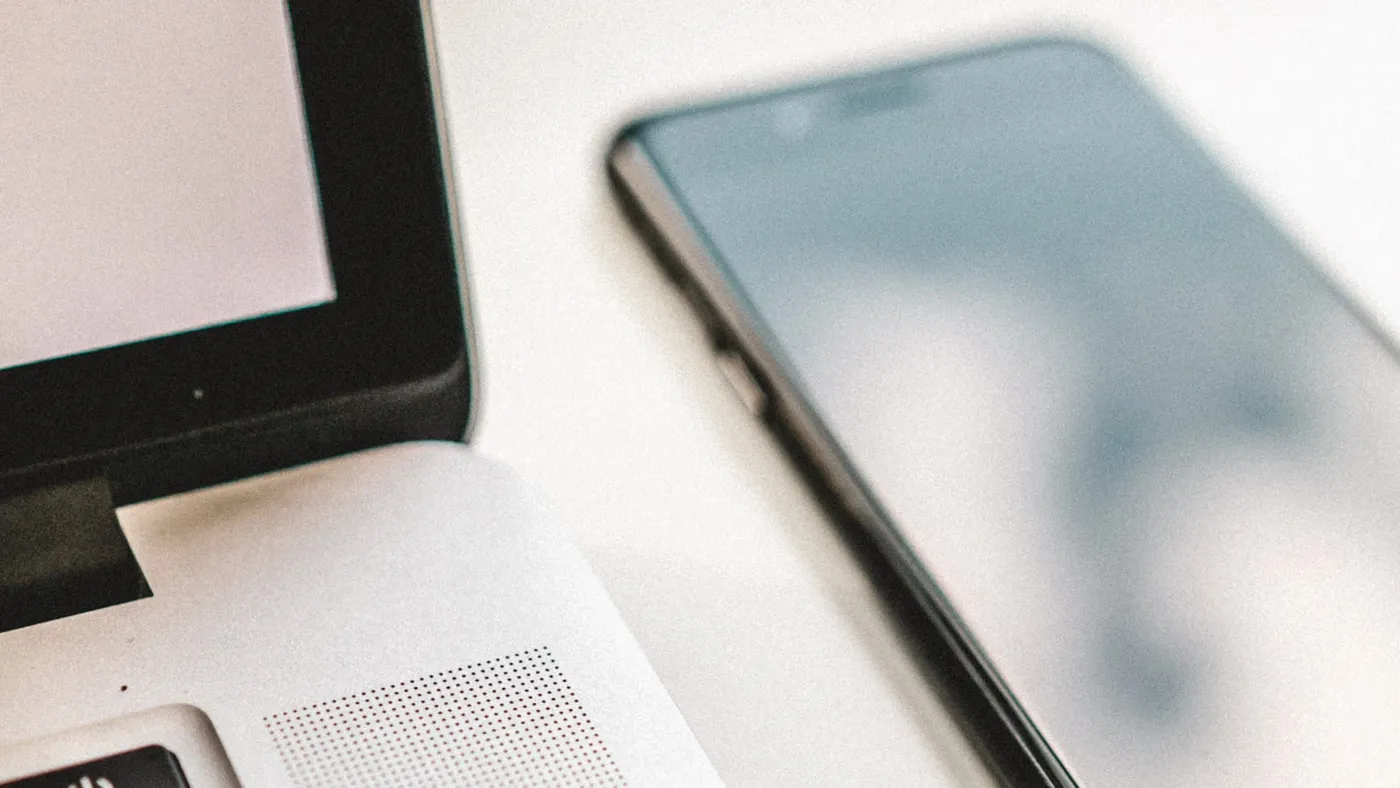 Laptop e telefono su scrivania da lavoro