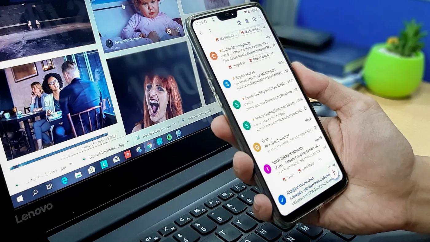 Persona che usa smartphone e laptop insieme